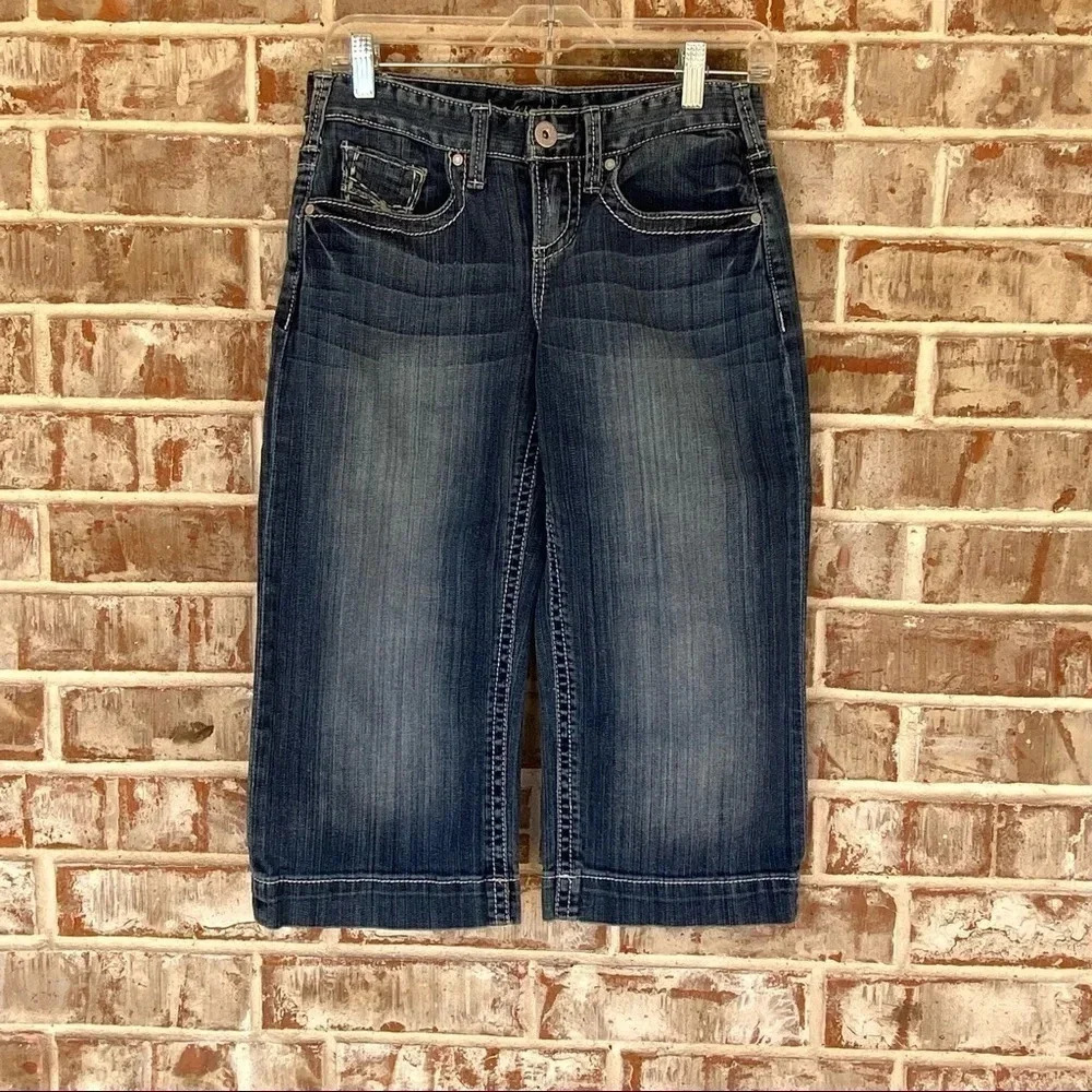 Maurice’s Embroidered Pocket Stitching Curvy Fit‎  Crop Capri Jeans